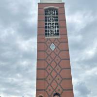 Students posing for a picture by the clock tower at GVSU during orientation